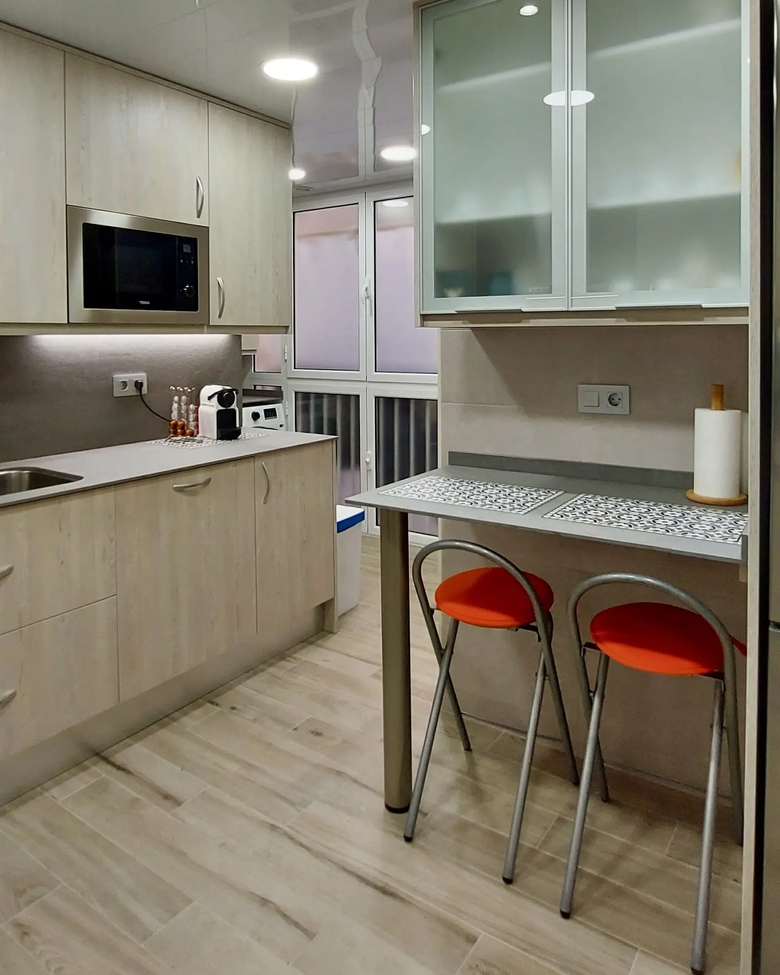 Baño reformado con alicatado y ducha en vivienda de Sabadell