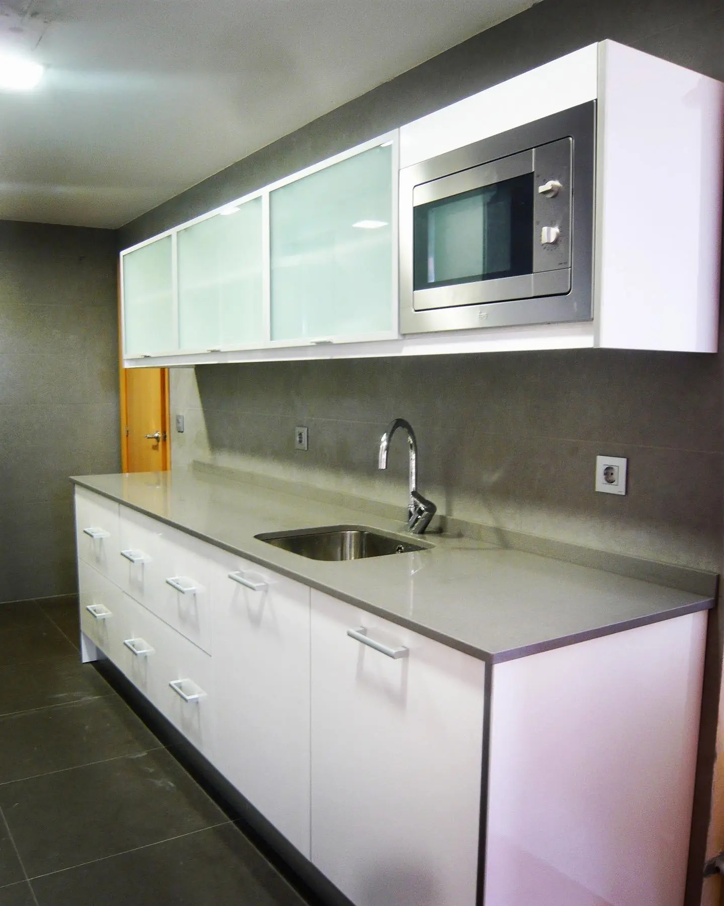 Detalle de acabado de cocina reformada con isla