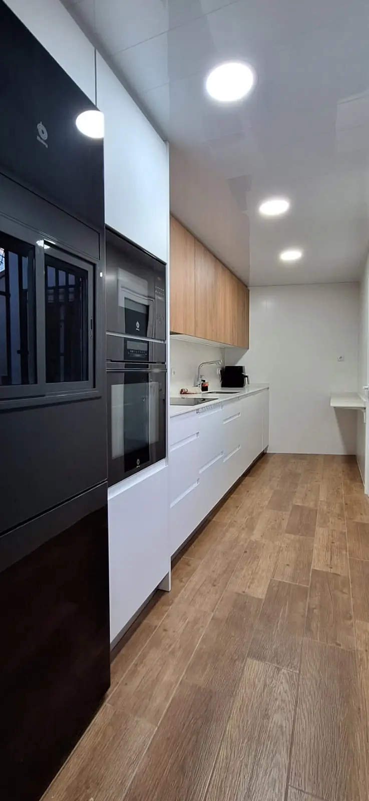 Zona de baño con acabados nórdicos tras la reforma